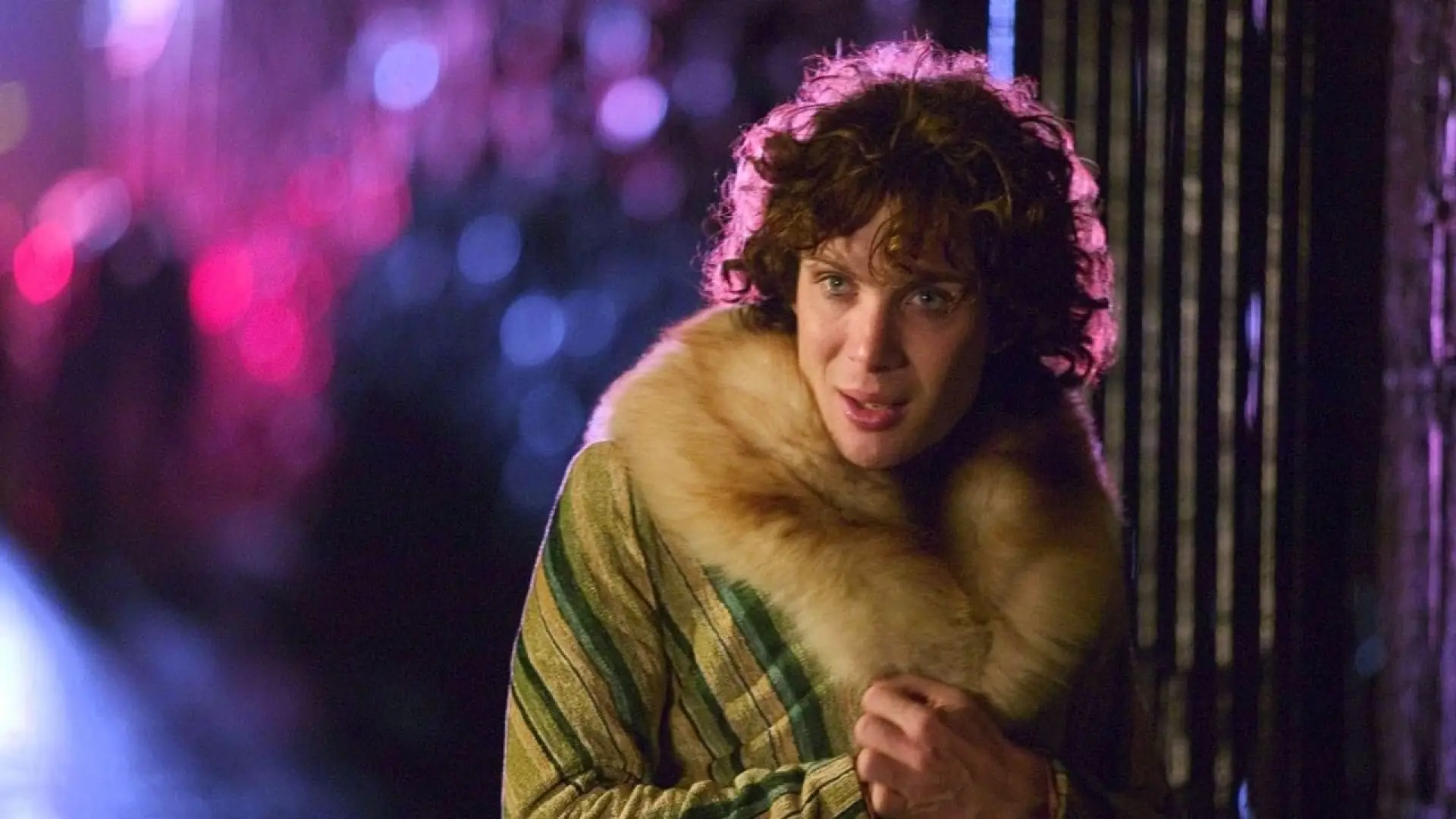 Video for the film Breakfast on Pluto — Desayuno en Plutón (2005) ORIGINAL TRAILER [HQ]