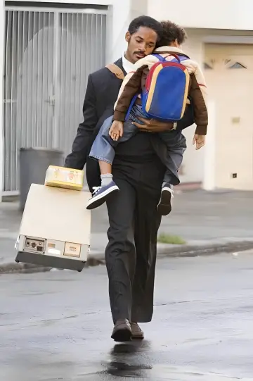 Poster to the movie "The Pursuit of Happyness" #832824
