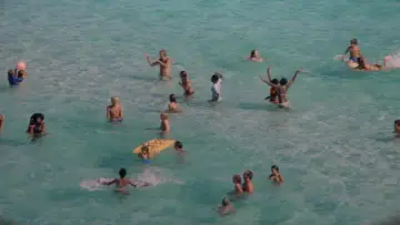 Backdrop to the movie "Jaws 2" #1199694