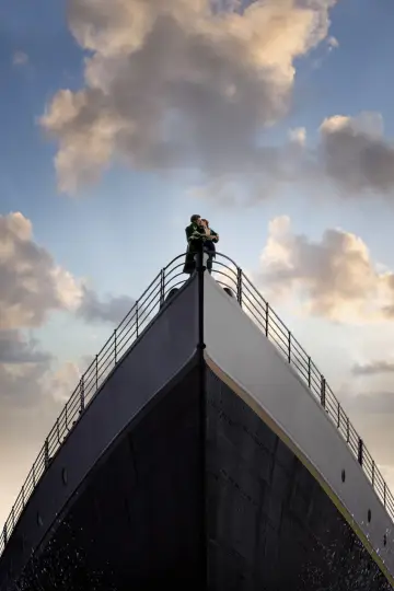 Poster to the movie "Titanic" #828022
