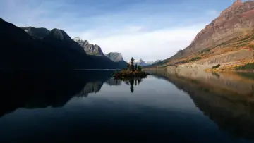 Backdrop to the movie "The Shining" #520379