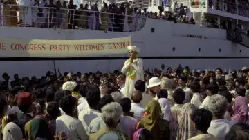 Backdrop to the movie "Gandhi" #986216