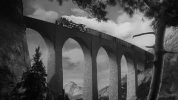 Backdrop to the movie "The Lady Vanishes" #987148