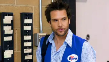Backdrop to the movie "Employee of the Month" #392119
