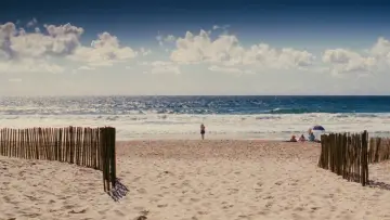 Backdrop to the movie "Aquamarine" #1580945