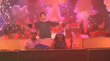Backdrop to the movie "Main Hoon Na" #890035