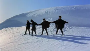 Backdrop to the movie "Help!" #977201