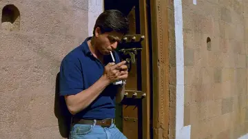 Backdrop to the movie "Swades" #1566951