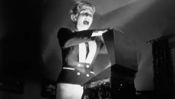 Backdrop to the movie "Kiss Me Deadly" #990574
