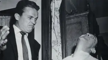 Backdrop to the movie "Kiss Me Deadly" #990591