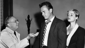 Backdrop to the movie "Kiss Me Deadly" #990592