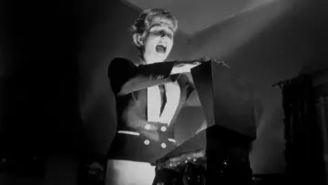 Backdrop to the movie "Kiss Me Deadly" #990600