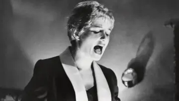 Backdrop to the movie "Kiss Me Deadly" #990609