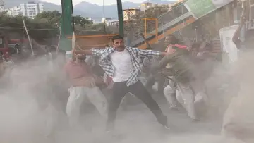Backdrop to the movie "Rowdy Rathore" #733741