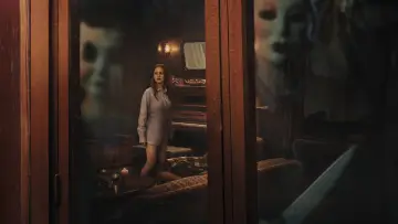 Backdrop to the movie "The Strangers: Chapter 1" #779791