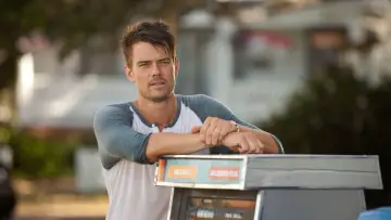 Backdrop to the movie "Safe Haven" #229810