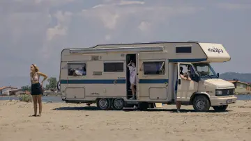 Backdrop to the movie "Our Wildest Days" #933276