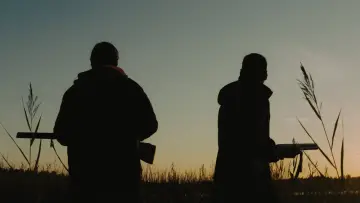 Backdrop to the movie "Hunters on a White Field" #1077660
