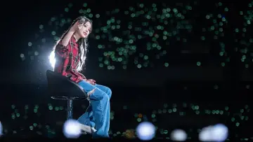 Backdrop to the movie "IU CONCERT : The Golden Hour" #392562