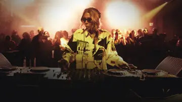 Backdrop to the movie "Apple Music Live: NYE" #984525