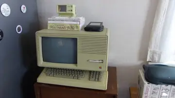 Backdrop to the movie "Before Macintosh: The Apple Lisa" #985173