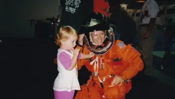 Backdrop to the movie "Spacewoman" #693086