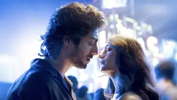 Backdrop to the movie "Saiyaara" #596661