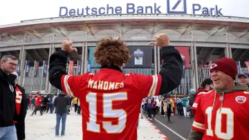 Backdrop to the movie "Deutschland im Football Fieber - Der Wahnsinn hinter dem Mega-Event" #366887