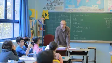 Backdrop to the movie "Et si on levait les yeux ? Une classe face aux écrans" #367363