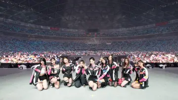 Backdrop to the movie "TWICE 5TH WORLD TOUR 