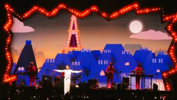 Backdrop to the movie "Mika à l