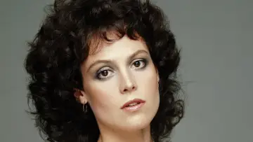 Sigourney Weaver - Actionheldin und Stil-Ikone poster