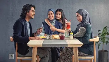 Backdrop to the movie "La Tahzan: Cinta, Dosa, Luka..." #672801