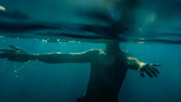 Backdrop to the movie "At Sea" #786897