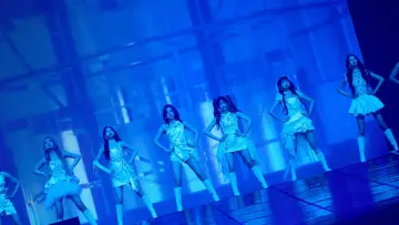 Backdrop to the movie "IVE THE 1ST WORLD TOUR in CINEMA" #977635