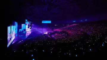 Backdrop to the movie "IVE THE 1ST WORLD TOUR in CINEMA" #977640