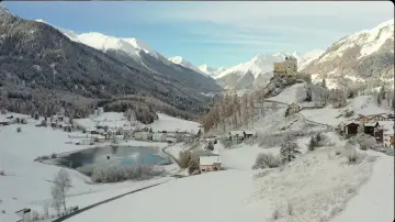 Backdrop to the movie "Nos chastè – Das Schloss Tarasp und seine märchenhafte Geschichte" #1631640