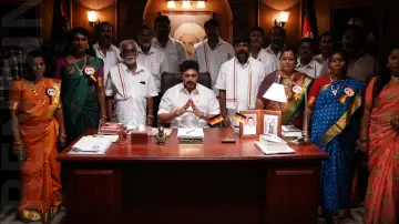 Backdrop to the movie "Karathey Babu" #1195935
