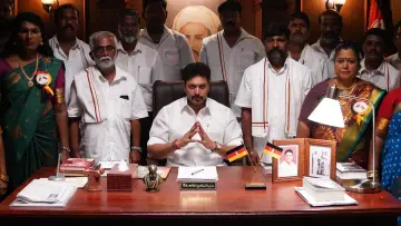 Backdrop to the movie "Karathey Babu" #1195936