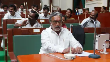 Backdrop to the movie "Karathey Babu" #1195938