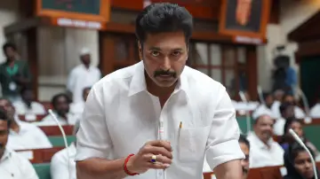 Backdrop to the movie "Karathey Babu" #1195943