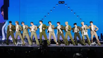 Backdrop to the movie "SEVENTEEN [RIGHT HERE] WORLD TOUR IN CINEMAS" #981838