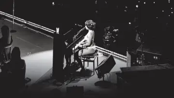 Backdrop to the movie "Raye - My 21st Century Blues Symphony (Live at The Royal Albert Hall)" #733960
