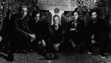 Backdrop to the movie "Queens of the Stone Age: Alive in Paris and Before" #1618658