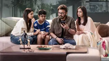 Backdrop to the movie "Aadarsha Kutumbam" #1653259