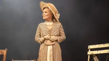 Backdrop to the movie "National Theatre Live: Mrs. Warren