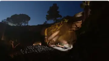 Backdrop to the movie "Entre Duel et Duo, Jean-François Zygel & André Manoukian / Concert au Théâtre des Taillades" #939366