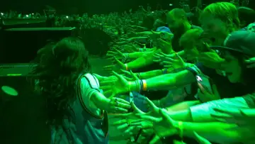 Backdrop to the movie "Billie Eilish - Hit Me Hard and Soft: The Tour (Live in 3D)" #816338