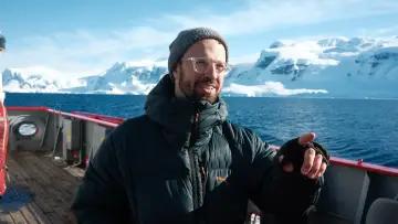 Backdrop to the movie "Antarctica" #670570