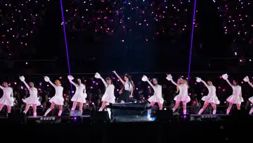 Backdrop to the movie "2024 IU HEREH WORLD TOUR CONCERT ENCORE：THE WINNING" #703243